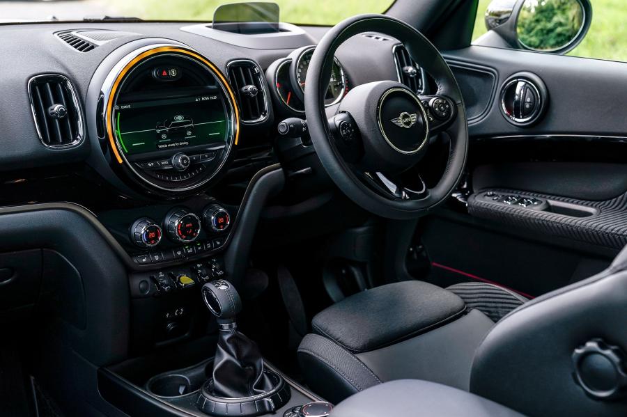 Интерьер Mini Cooper S E Countryman ALL4 (F60) 2017 года  (UK) (фото 18 из 28)